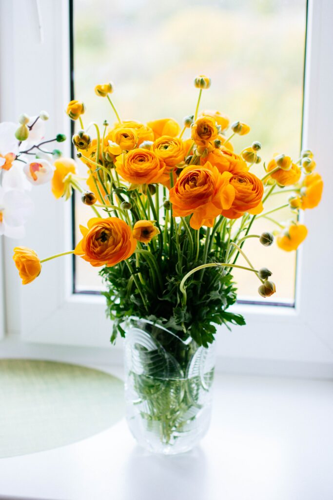 Foto de jarron con ramo de flores amarillas