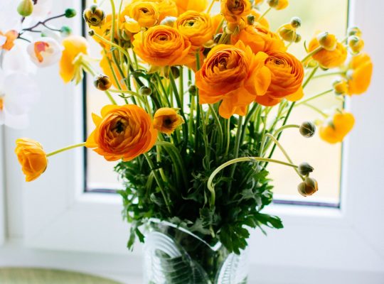 Foto de jarron con ramo de flores amarillas